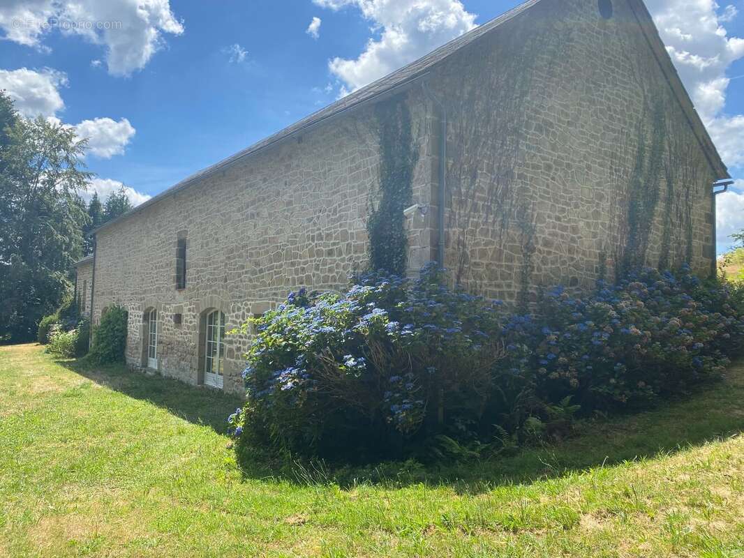 Maison 239 m² à Saint-Hilaire-Les-Courbes  - photo 5