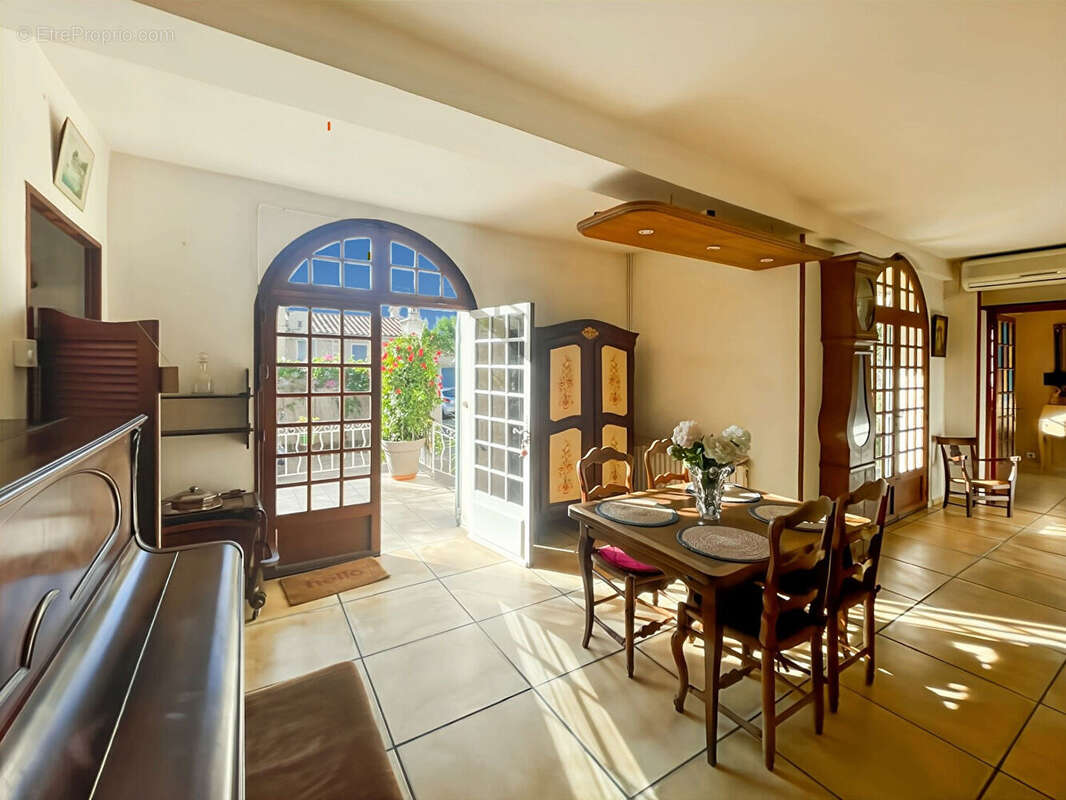 Maison à SAINT-CYR-SUR-MER