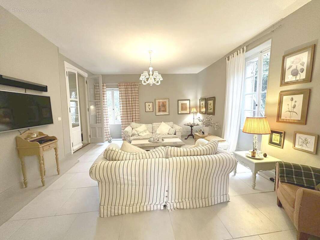 Maison à SERRES-ET-MONTGUYARD
