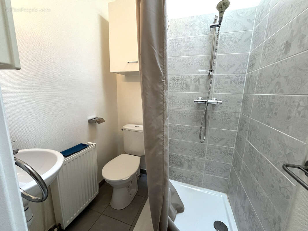 Idéalement situé à Villeneuve-sur-Lot, cet immeuble de rapport propose 6 appartements répartis sur rez-de-chaussée et étages, po - photo 4