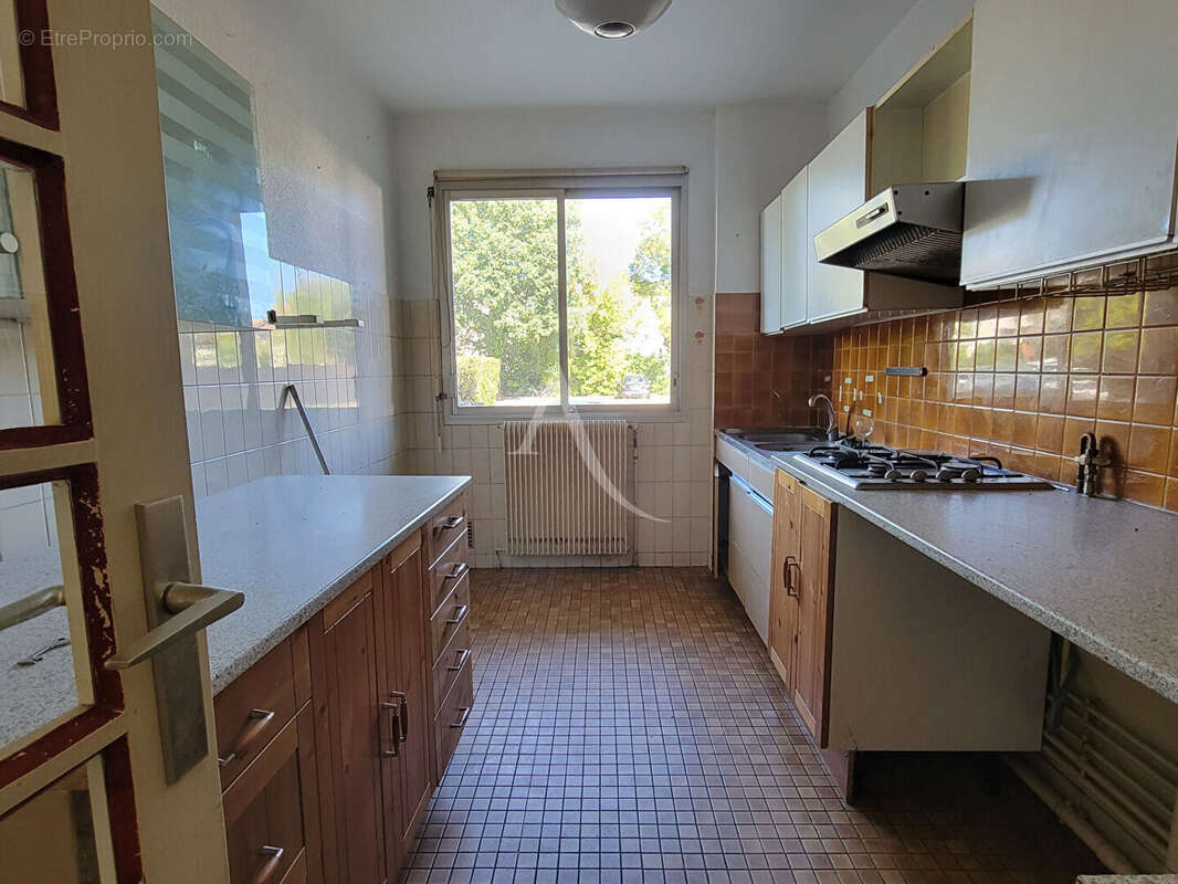 LE BOUSCAT - T3 à rénover avec balcon, cellier et box indépendant. - photo 5