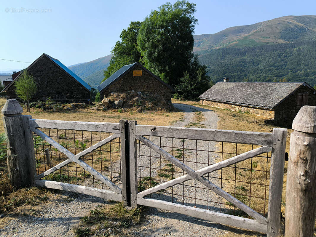 Corps de ferme de montagne  , superbement rénové  , dépendances  3.2 HA - photo 2