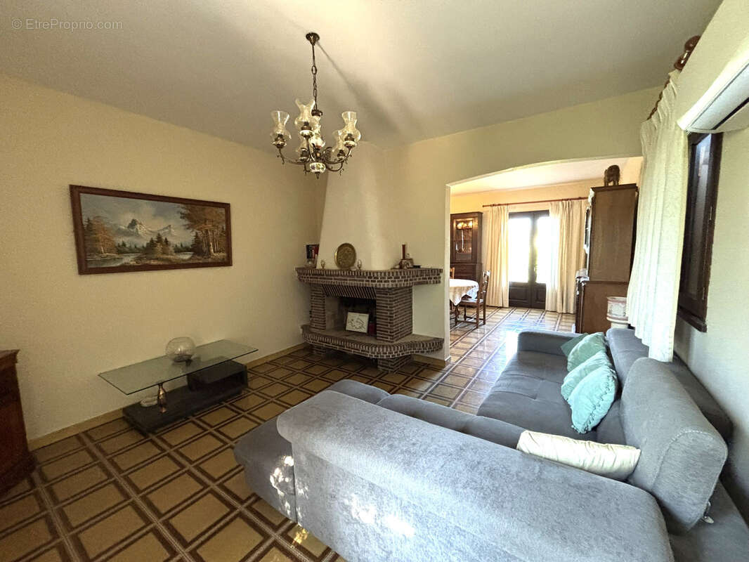 Villa avec plusieurs appartements située dans un quartier calme de Porto Vecchio. - photo 9