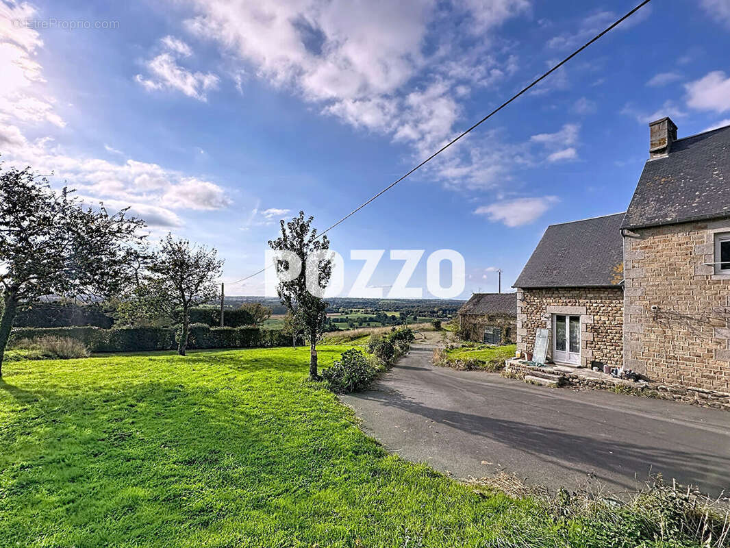 Maison à SAINT-LAURENT-DE-TERREGATTE