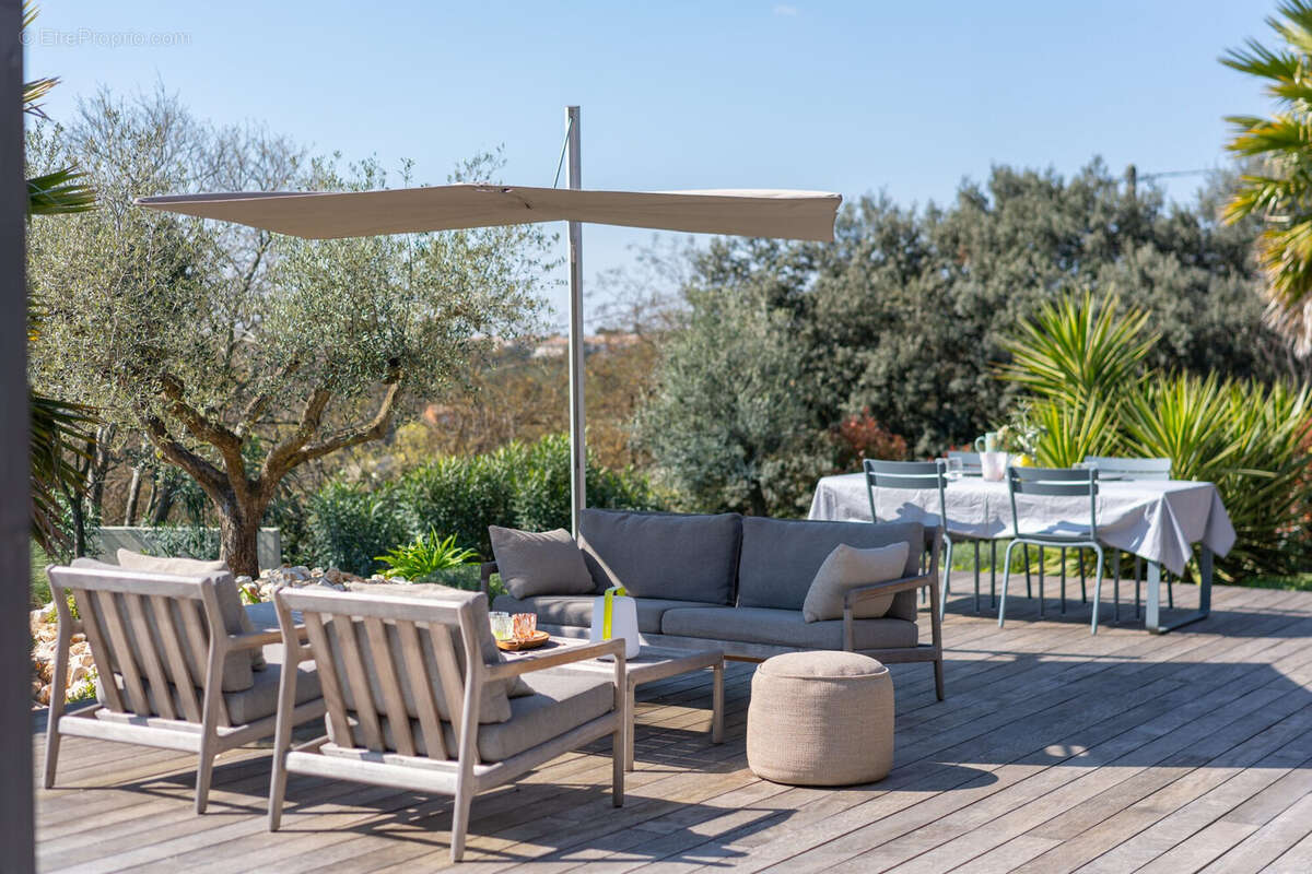terrasse en bois pour cette villa de prestige  - Maison à NIMES