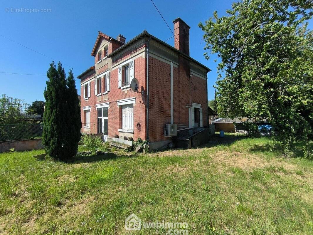 Belle maison de caractère d&#039;une surface habitable de 145 m² - Maison à VAILLY-SUR-AISNE
