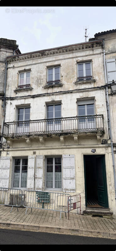 Appartement à BARBEZIEUX-SAINT-HILAIRE