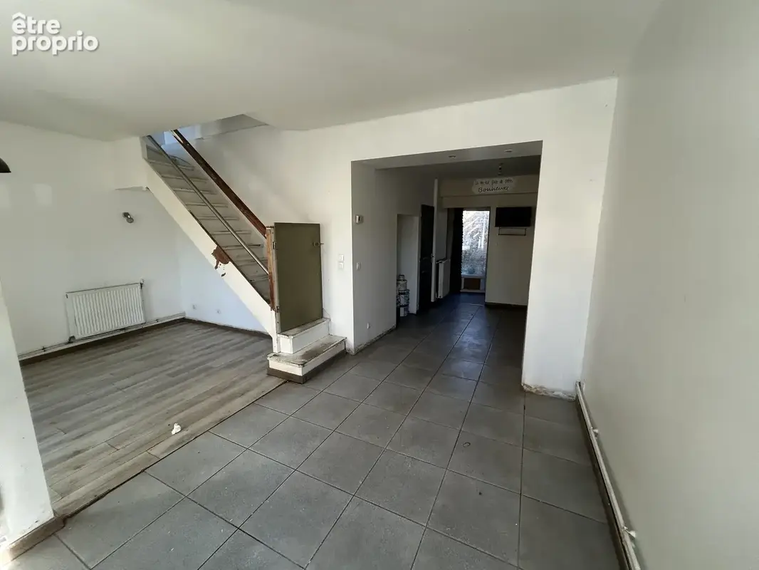 Hyper centre, maison semi individuelle à rénover de 92m2 avec petit extérieur !! - photo 2