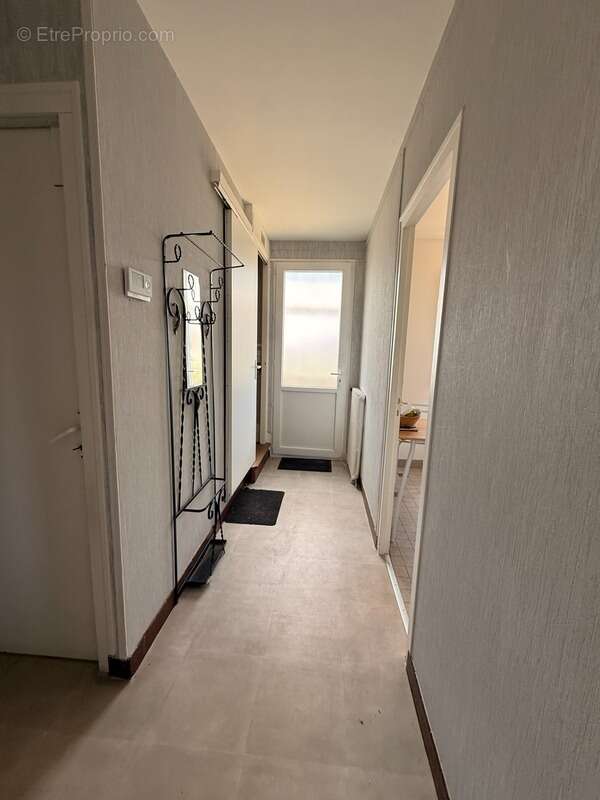 EN EXCLUSIVITE ! Pavillon de 95m² surélevé sur sous sol, rénové, sur terrain de 562m² 117 500 € - photo 2
