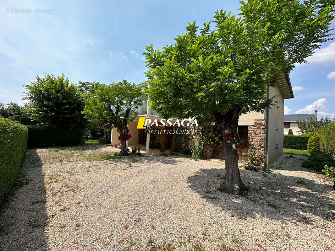 A VENDRE - Maison d'habitation de type 4, garages et terrain - SEBAZAC - photo 3