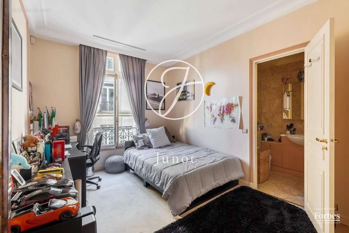 Appartement à PARIS-16E