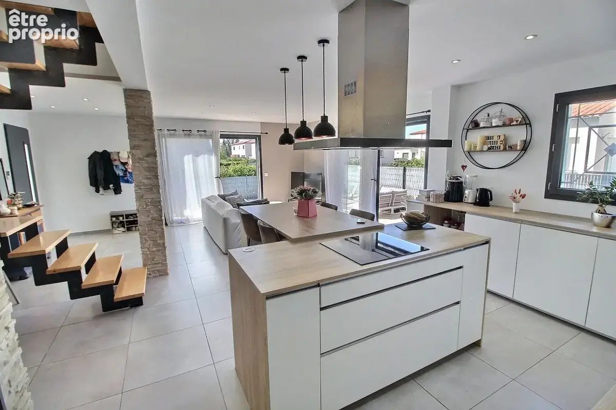 A vendre  claira villa f4  contemporaine sur terrain 3 faces avec piscine. - photo 2