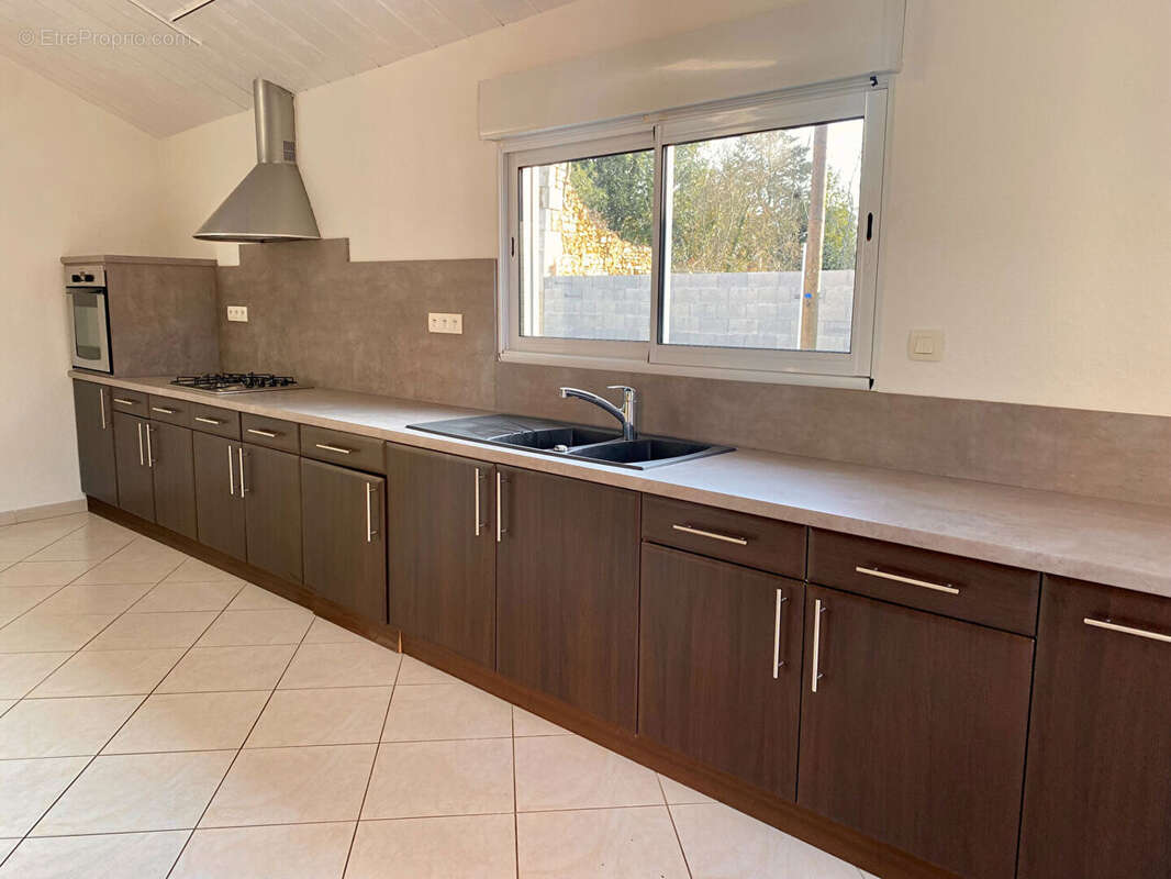 Maison à LA CHAPELLE-BATON