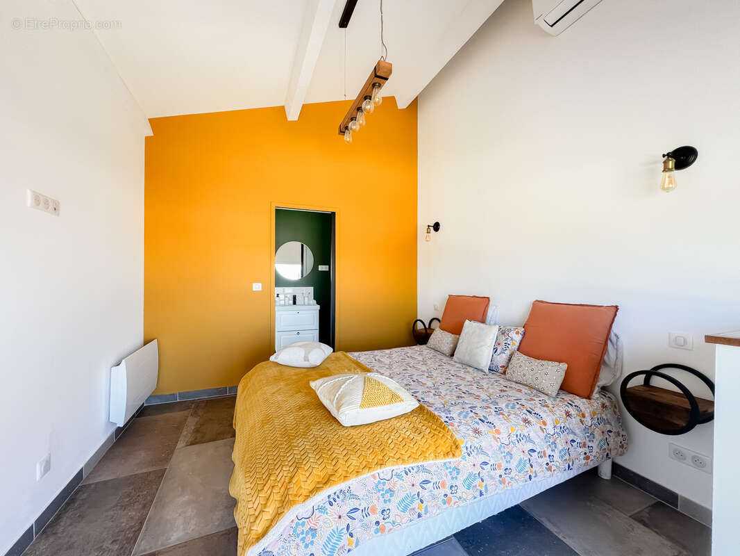 Maison à SAINT-MITRE-LES-REMPARTS