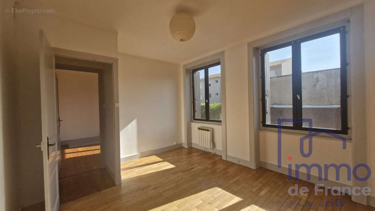 chambre 1 - Appartement à SAINT-ETIENNE