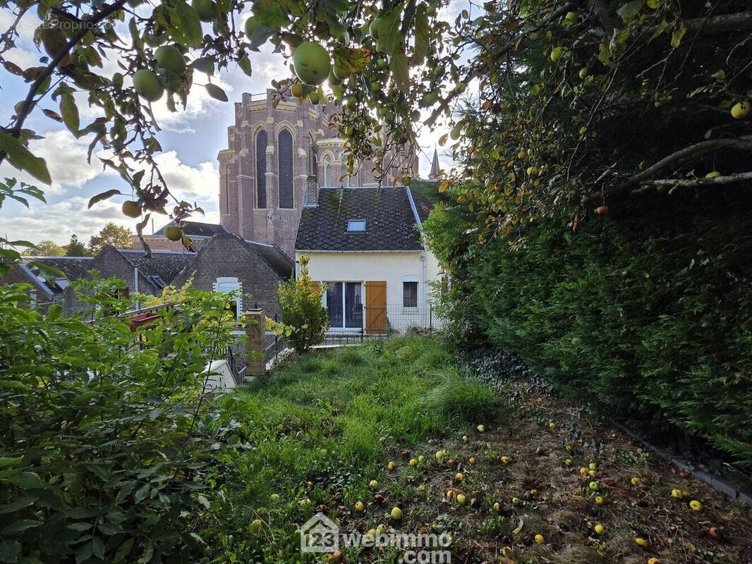 Découvrez le charme de cette maison de ville avec vue imprenable sur l?église, et agréable jardin verdoyant et arboré offrant une belle intimité ? - Maison à SAINT-QUENTIN