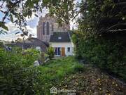 Découvrez le charme de cette maison de ville avec vue imprenable sur l?église, et agréable jardin verdoyant et arboré offrant une belle intimité ? - Maison à SAINT-QUENTIN