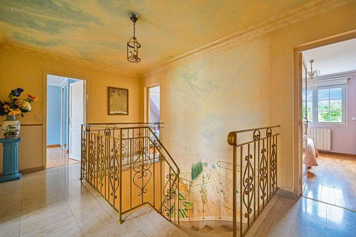 Maison 290 m² à Creteil  - photo 5