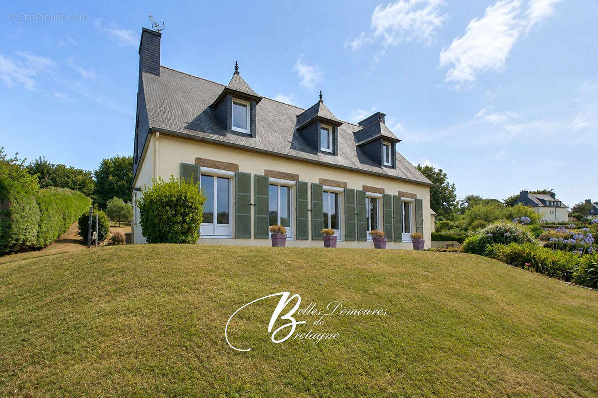 A vendre propriété ouverte sur son grand terrain constructible Côte de granit rose Bretagne - photo 2