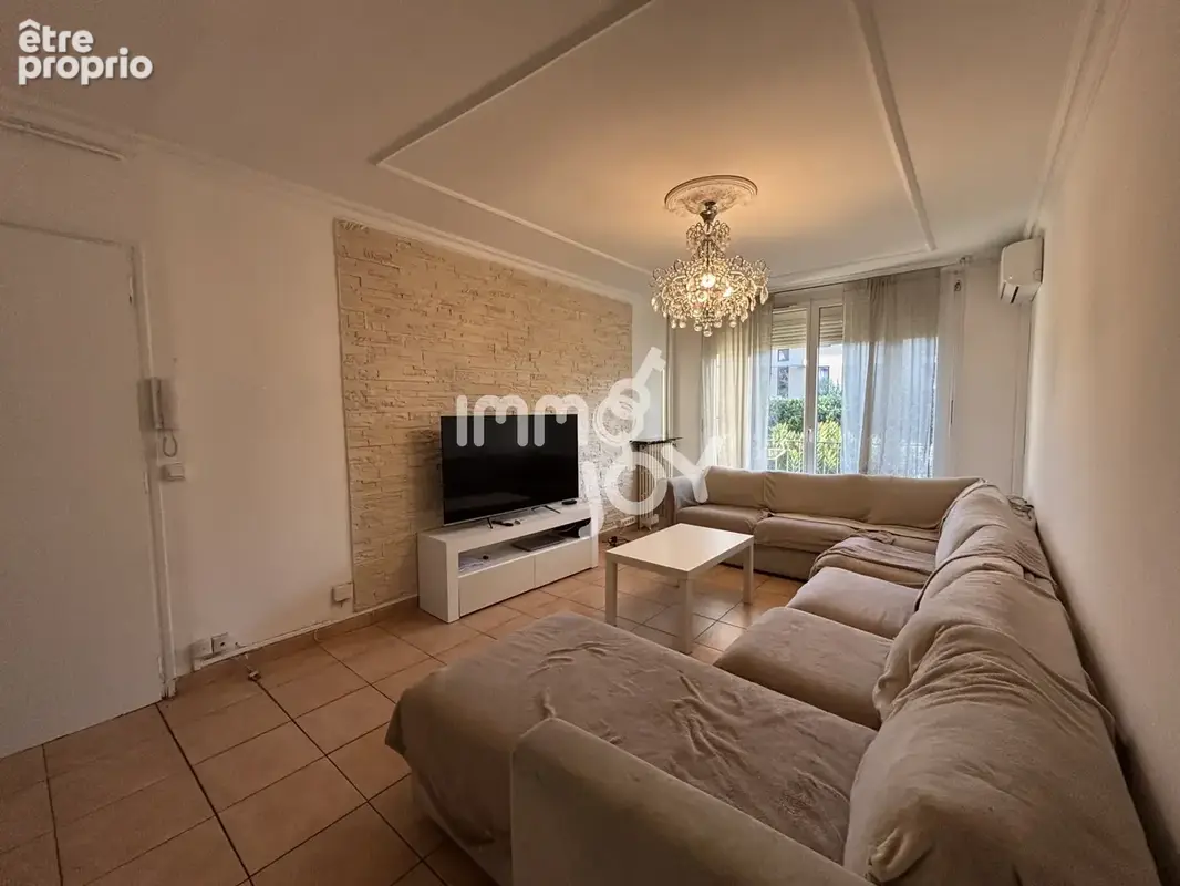 Venez découvrir cet appartement T5 situé à seulement 1km des plages et du port de Fréjus. - photo 2