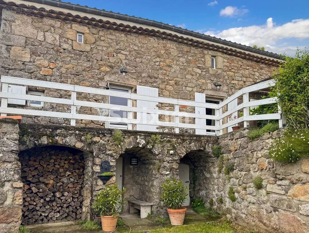 Maison à SAINT-APOLLINAIRE-DE-RIAS