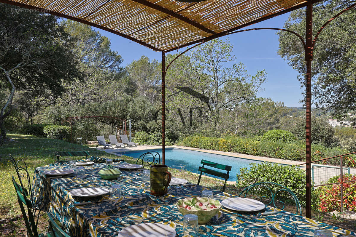 Propriété confidentielle avec piscine sur 3,7 hectares à Aix-en-Provence - photo 4