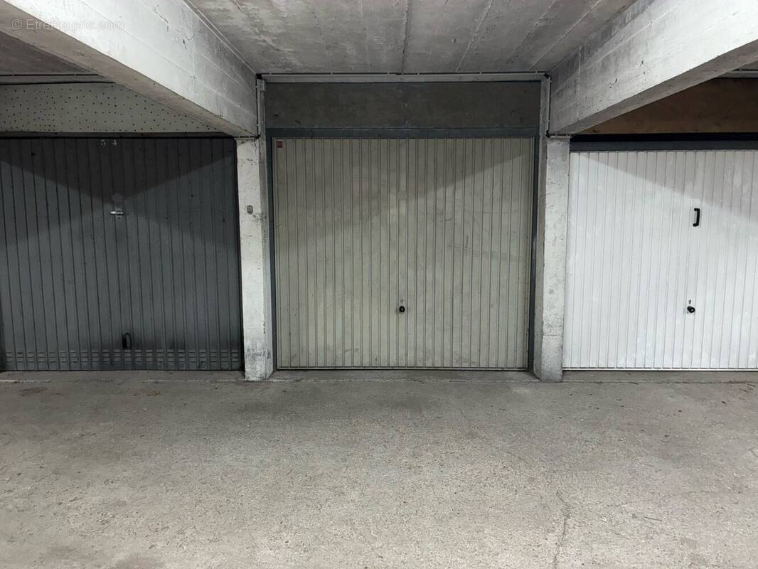 Parking à SAINT-MAUR-DES-FOSSES