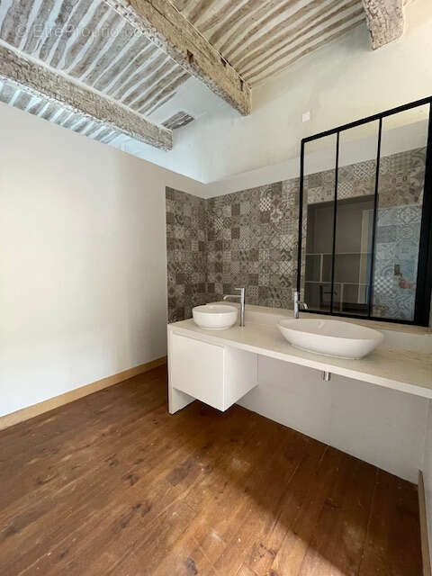 34120 Pézenas immeuble 3 appartements et 3 studios 1 terrasse 2 caves 1 patio - photo 17