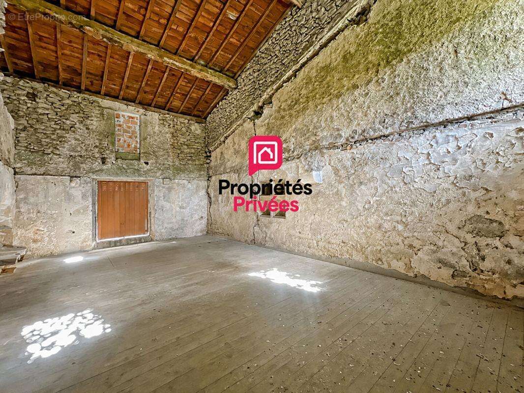 Immeuble en pierre avec garage, cour privative et fort potentiel d'aménagement - photo 11