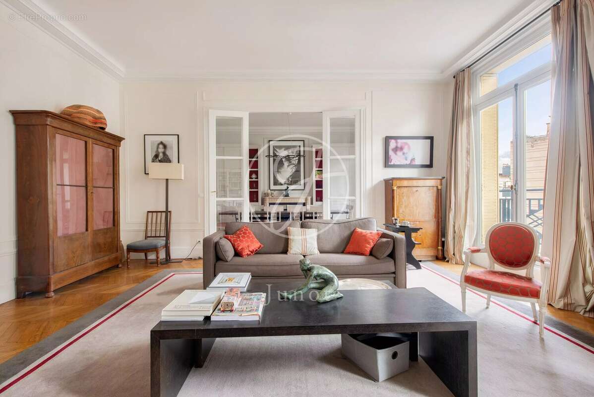 Appartement à PARIS-16E