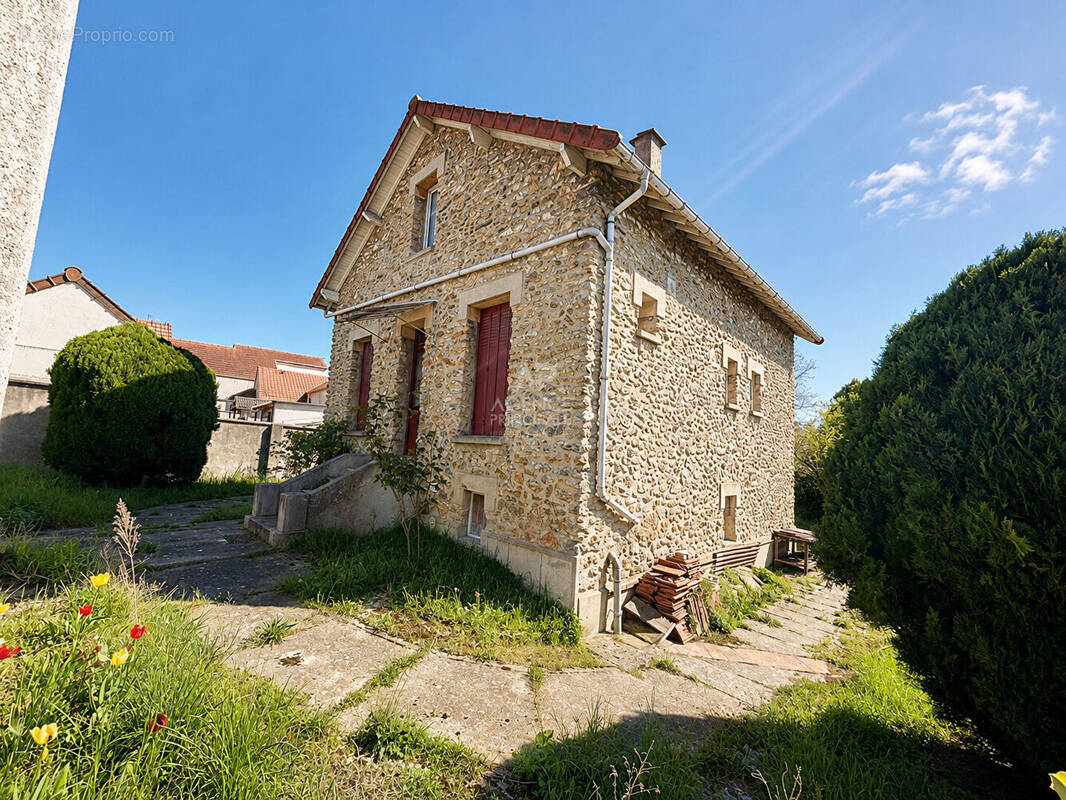 Maison à CHANTELOUP-LES-VIGNES