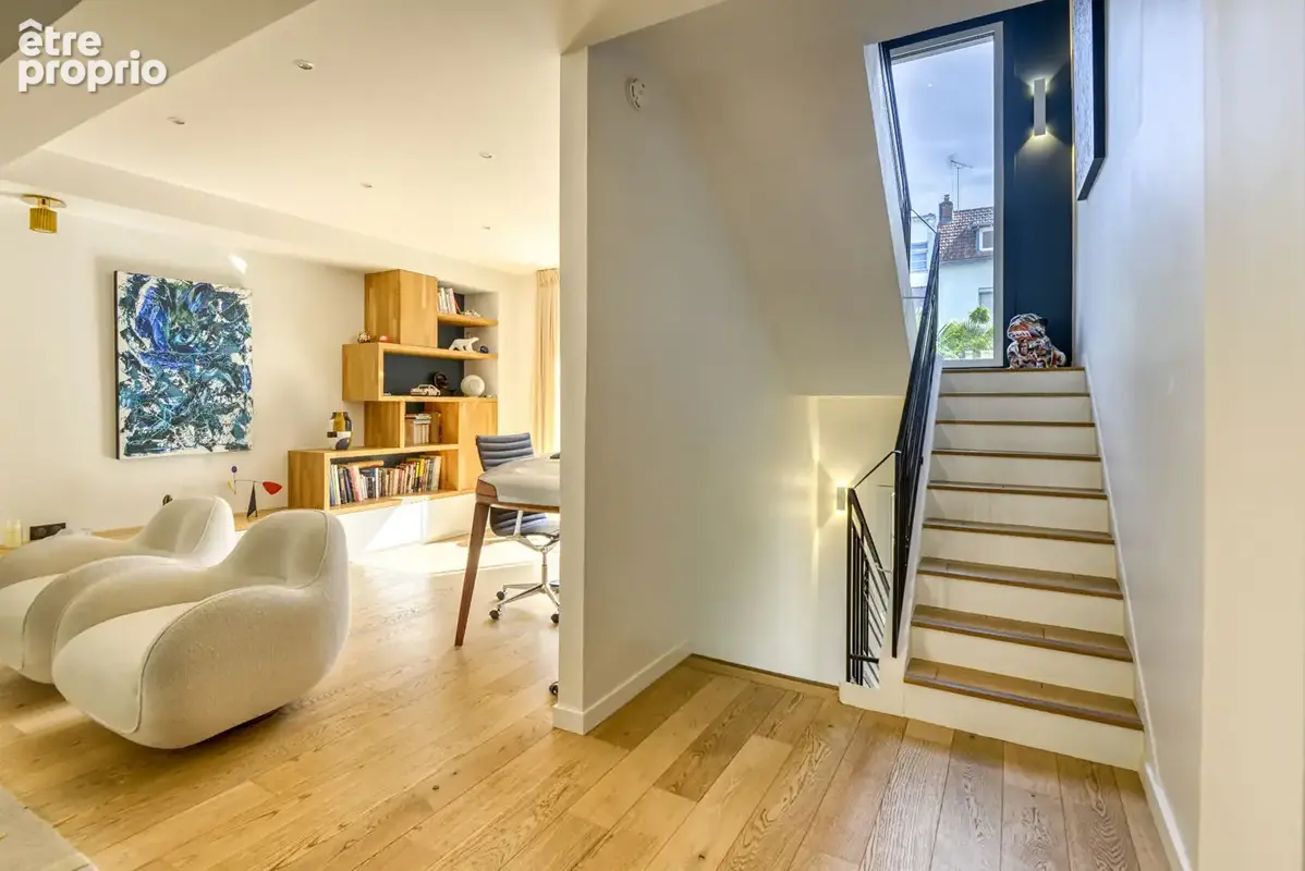 Maison très soignée de 185 m²  (215 m² au sol) entièrement rénovée en 2019 avec deux garages à proximité du quartier commerçant  - photo 5