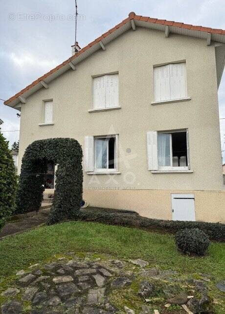 Maison à MAGNAC-SUR-TOUVRE