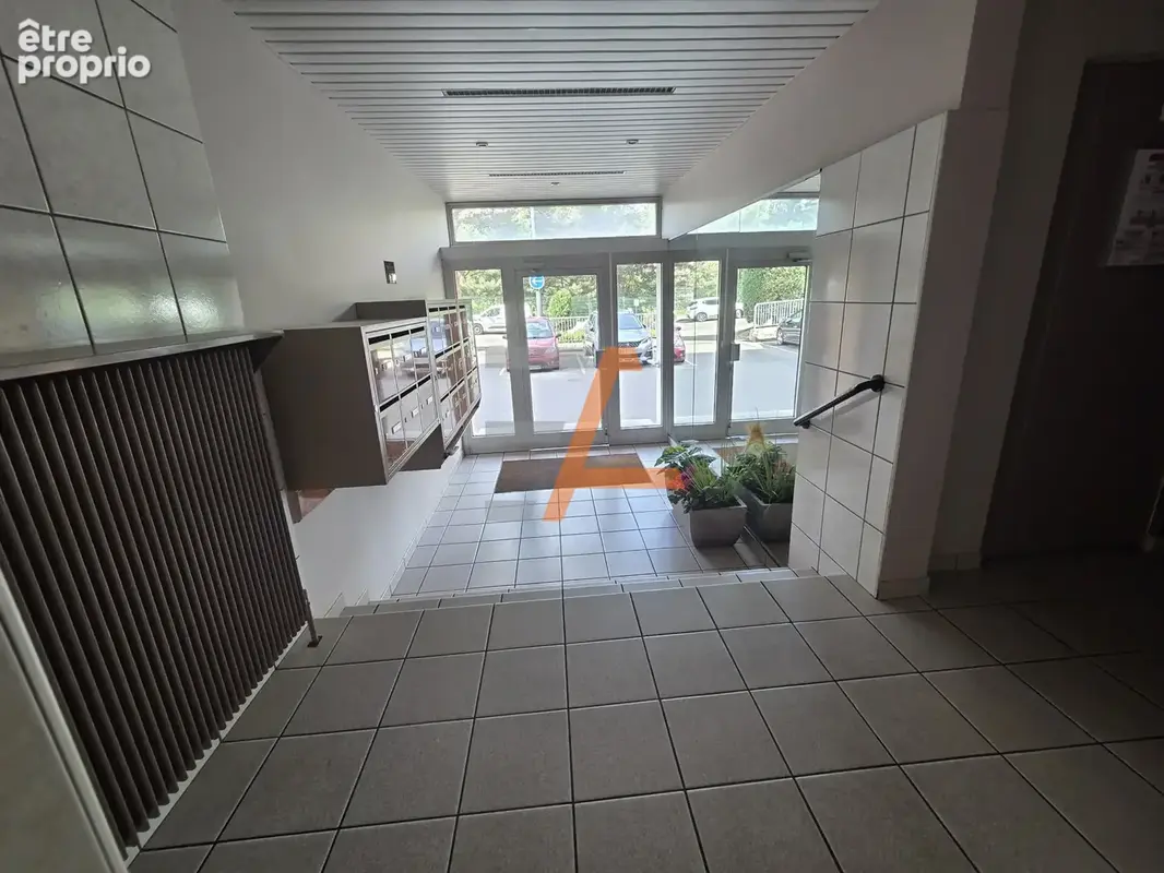 Proche Montaud   F5 de 95 m2 au 6éme étage avec ascenseur et garage - photo 2