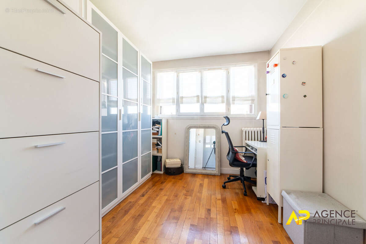Appartement à LA GARENNE-COLOMBES