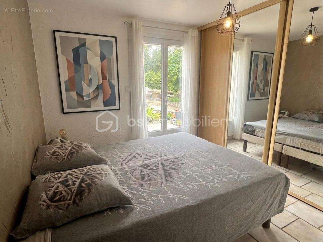 OLLIOULES – FAVEYROLLES - Maison familiale T9 de 160 m² avec annexes, piscine et terrain de 2 000 m² - photo 16