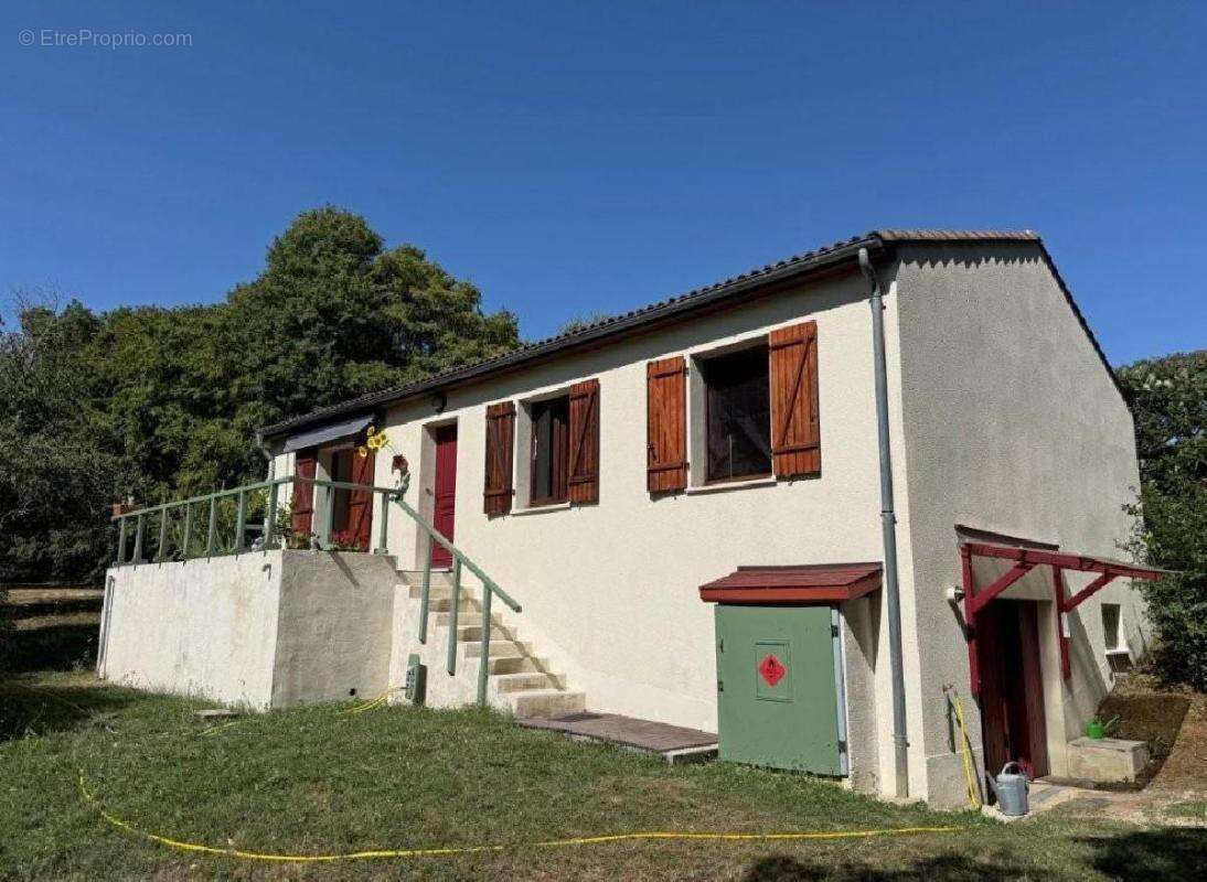 Maison 88 m² à Charroux  - photo 2