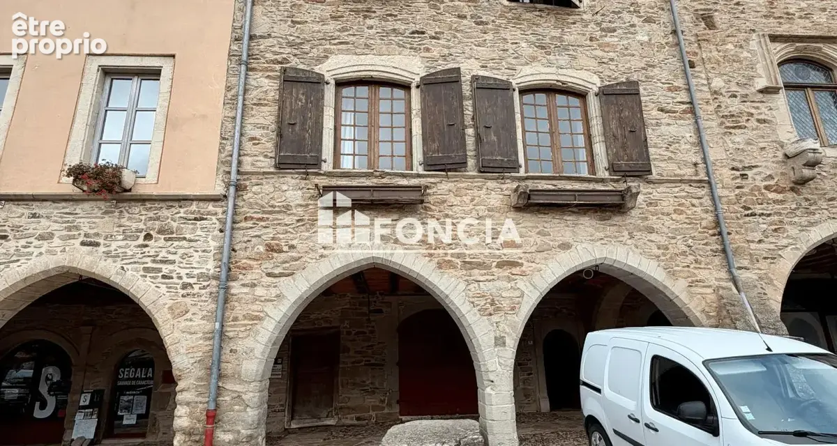  Maison de caractère du XVIᵉ siècle – 200 m² – Terrasse – Garage – Emplacement d’exception sur la place des Arcades à Sauveterre - photo 2
