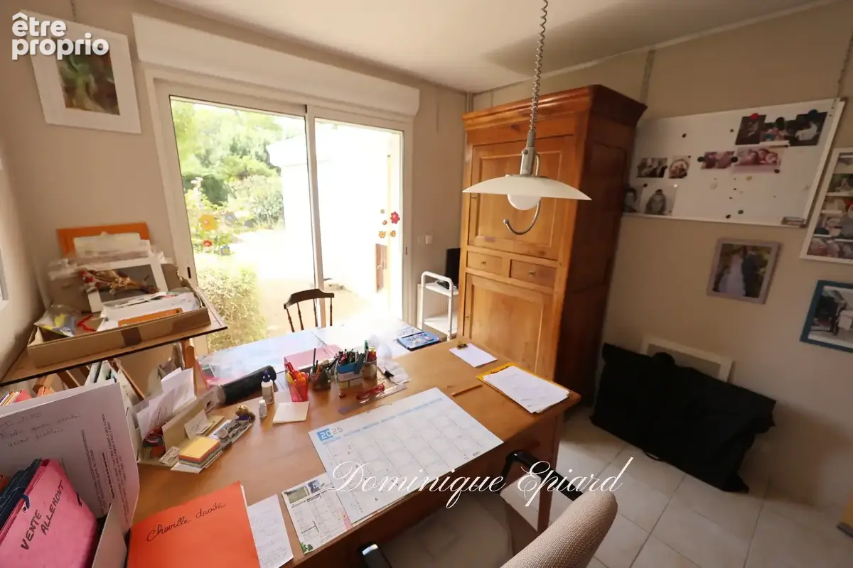 Maison de charme salon et véranda climatisée — demi plein-pied, DPE C — école et commerces à pied - photo 9