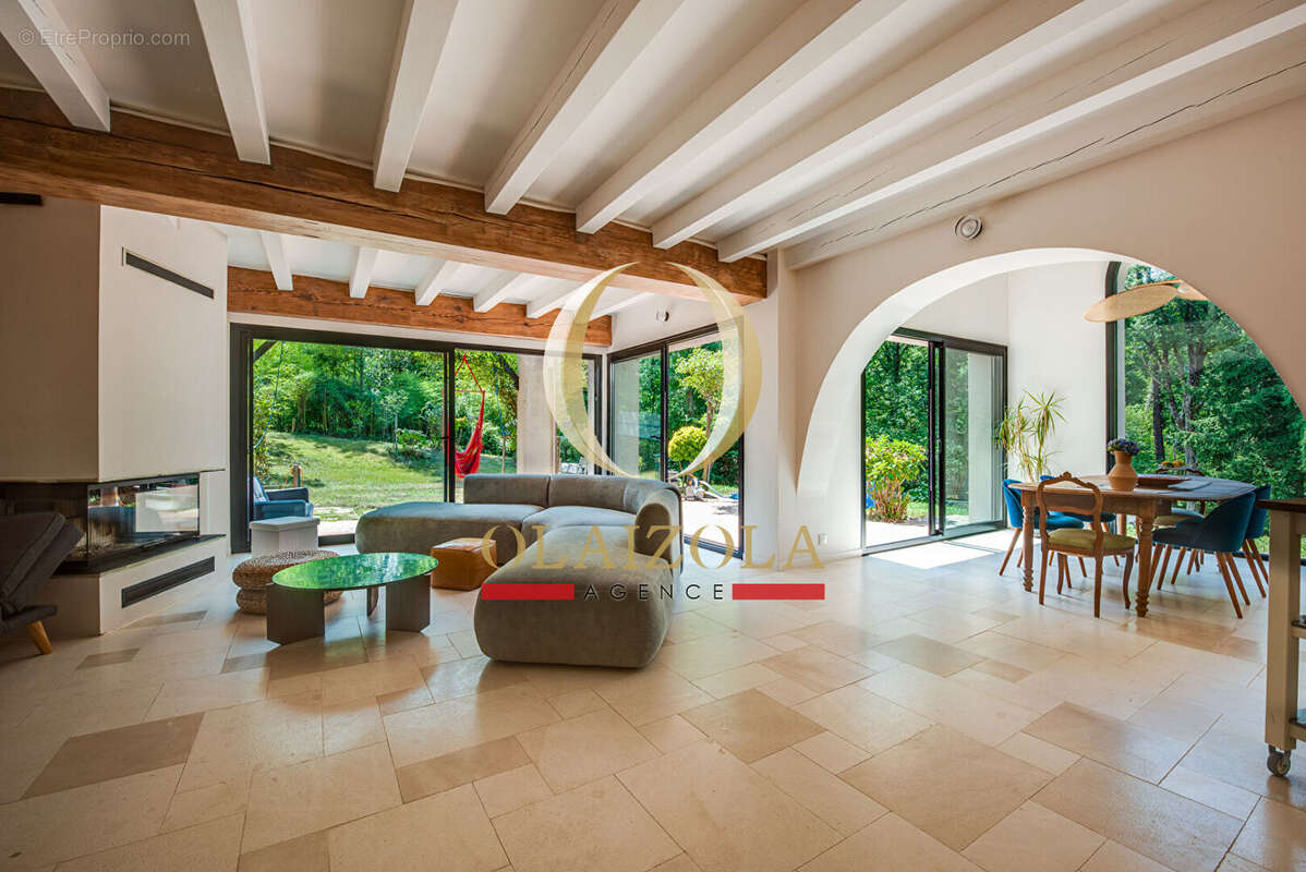 ARBONNE / BIDART - Propriété rénovée de 280 m² avec dépendance de 40 m² sur 3 413 m² - photo 3