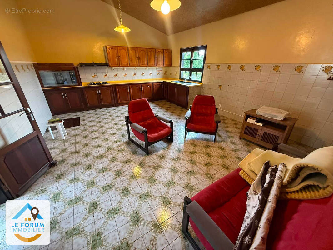 Riviere saint louis 97421 - maison familiale - possible investissement - beaux volumes - proche commodités - photo 4