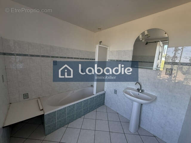 A 5mn de Saint-Sever, maison en pierres d'une surface habitable de 101m2, terrain de 1358m2. - photo 6