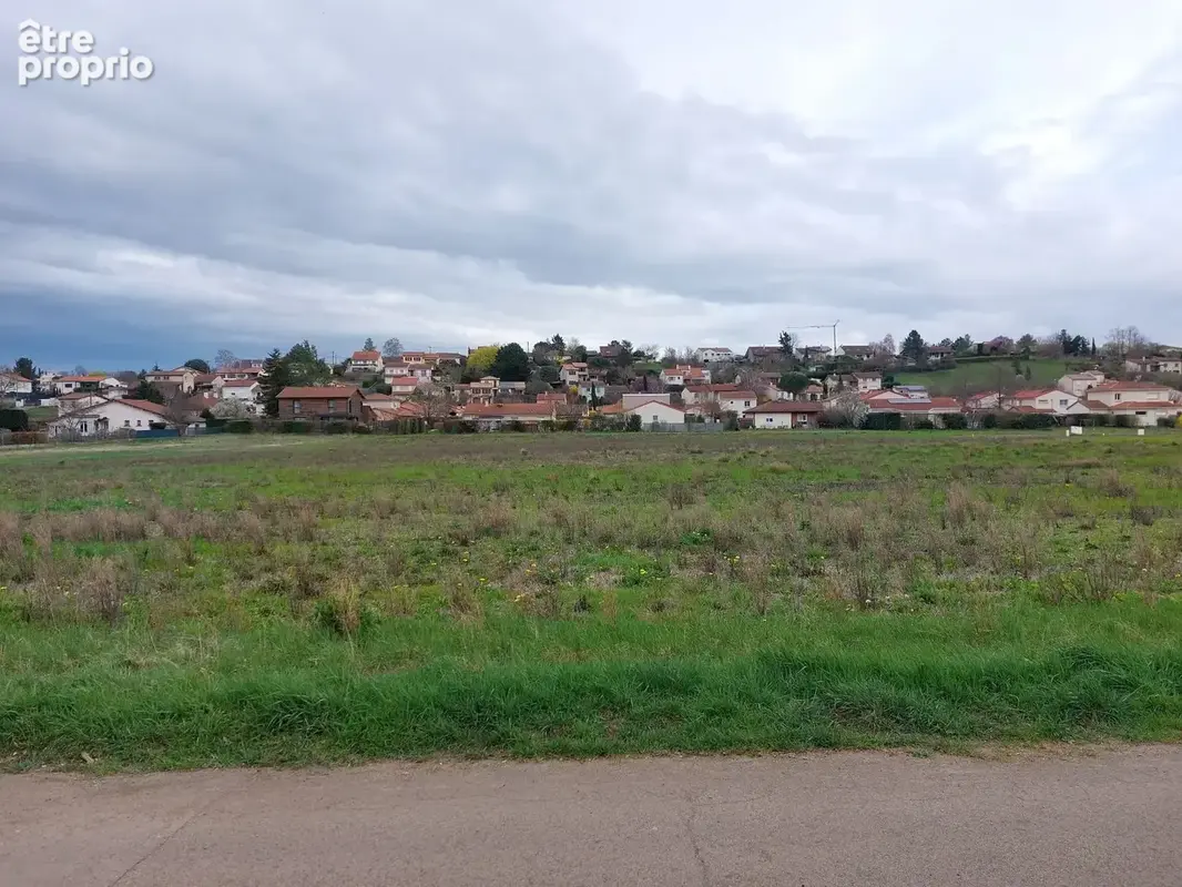 Terrain à bâtir de 558 m² à LEZOUX (63) - photo 3