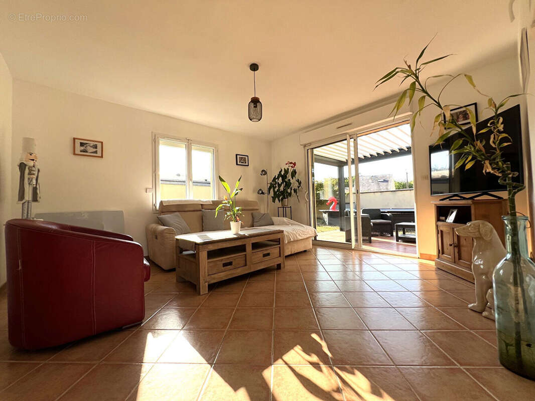 Maison familiale prête à vivre - 4 chambres - piscine - double garage - photo 3