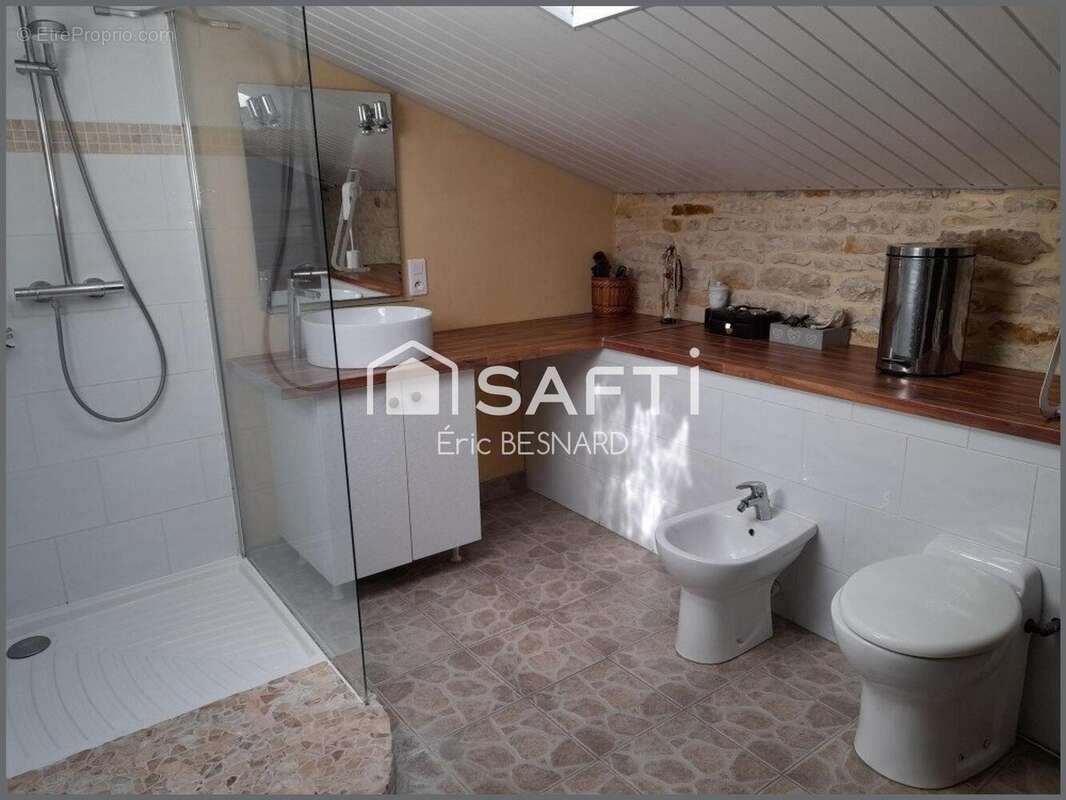 Maison 175 m² à Angliers  - photo 8