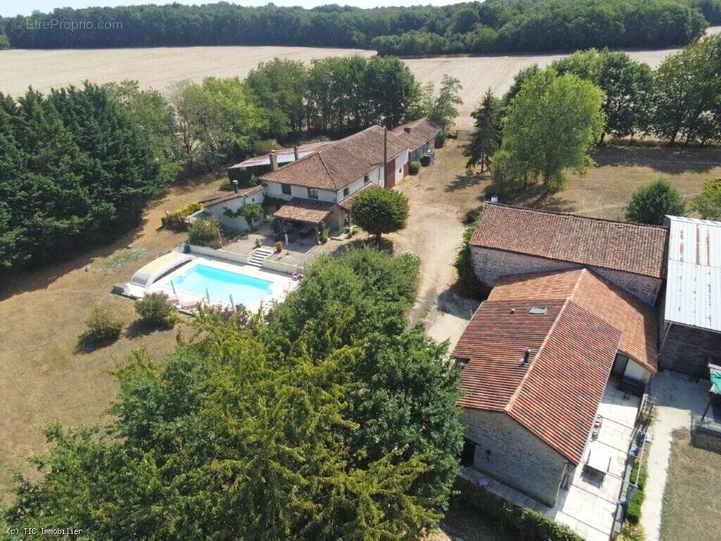 Propriété De Caractère Sur 2 Hectares Avec Deux Gîtes, Piscine Et Fort Potentiel De Développement - photo 2