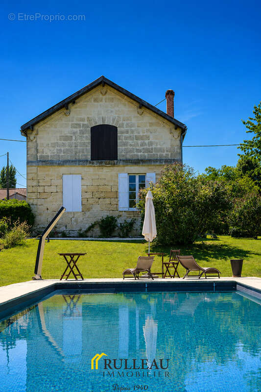 Propriété de caractère du XIXe siècle avec vue sur l’estuaire, 1,2 hectare, dépendances et piscine - photo 6