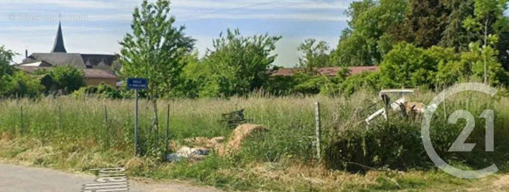 Terrain à NEUILLY-SAINT-FRONT