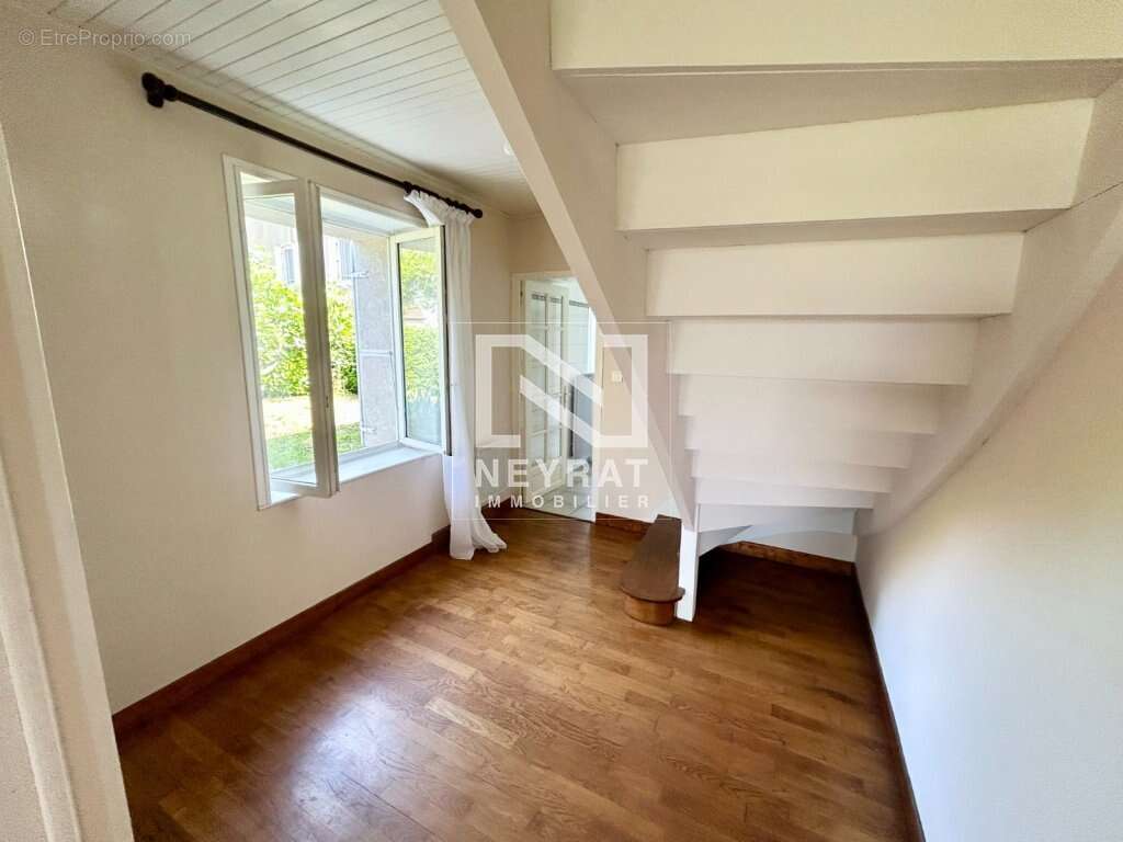Maison de caractère en pierre avec grange, jardin arboré et vie de plain-pied au cœur d'un village bourguignon - photo 10