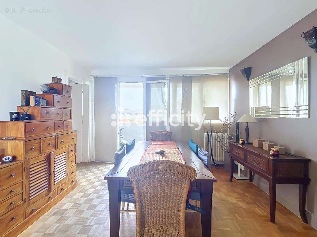 Appartement à LES PAVILLONS-SOUS-BOIS